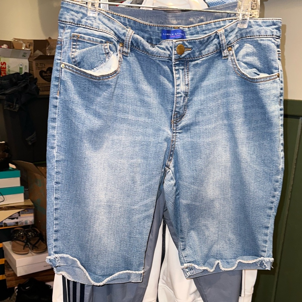Womens simply styled shorts size 16